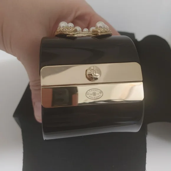 Chanel black lucite pearl bracelet - Picture 8 of 11
